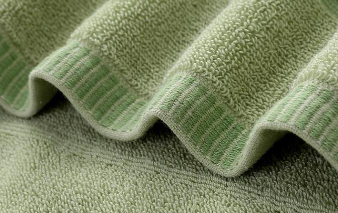 El algodón absorbente de dos piezas bordó las toallas de plato para los sistemas simples de los regalos