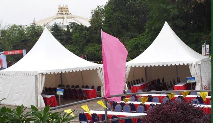 Tienda al aire libre blanca del estilo del tejado europeo del chapitel para las actividades del partido del festival